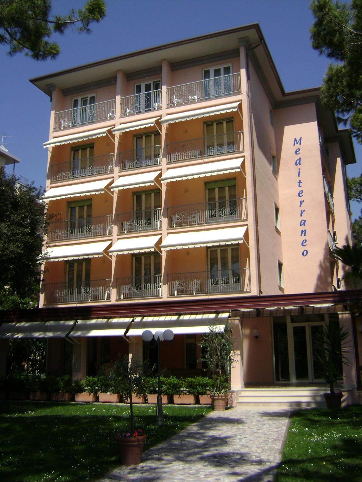 Hotel Mediterraneo مارينا دي بييتراسانْت المظهر الخارجي الصورة